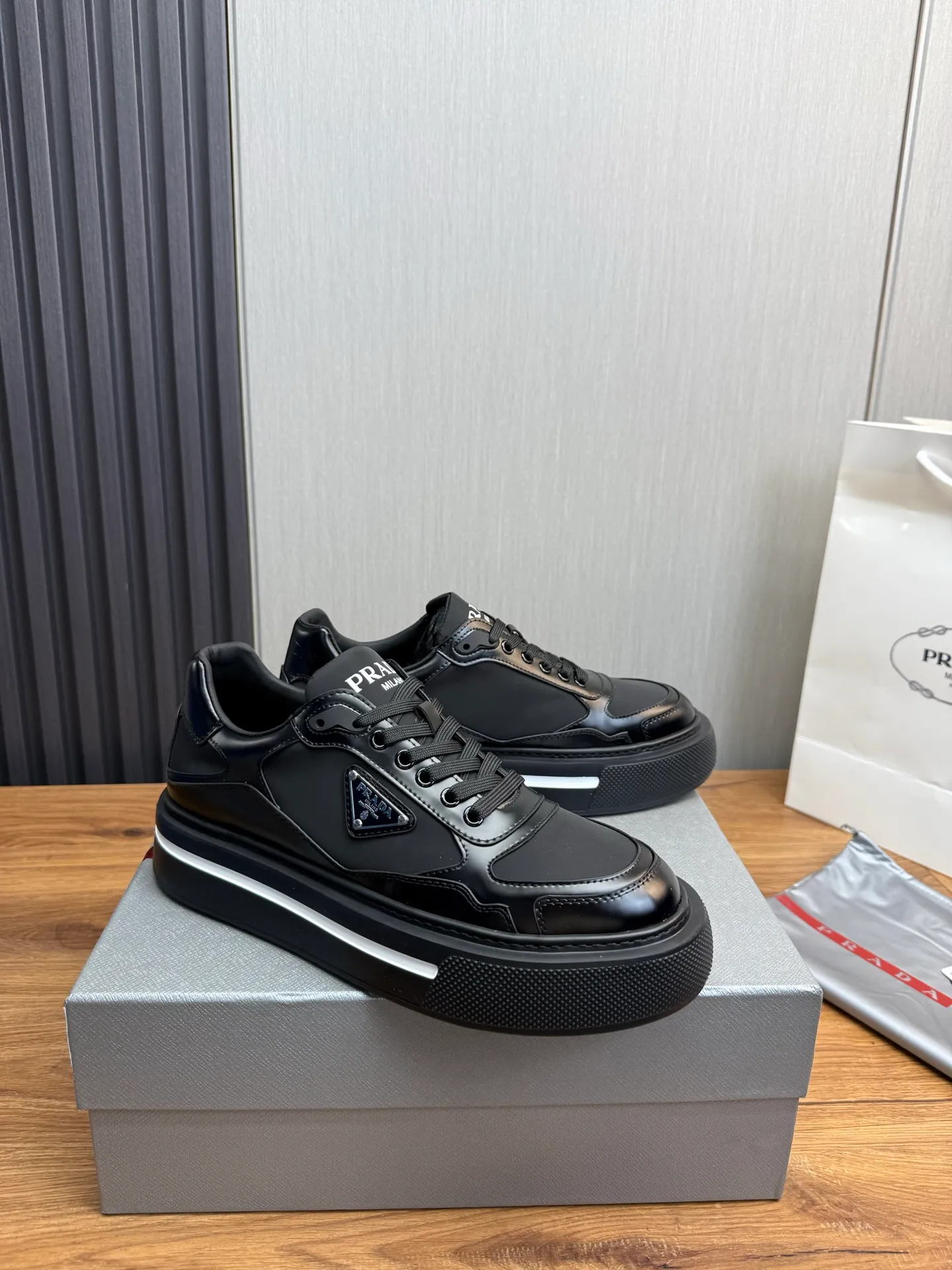 Men's shoes 💰580💰 [PRADA] Hot-selling men's shoes shipped 👏Official website synchronized ⬆️ Original cowhide fabric + cowhide lining, cowhide feet 🐮 1:1 shipment ✔️Original original sole, 38-45 (45. Customized, non-refundable)